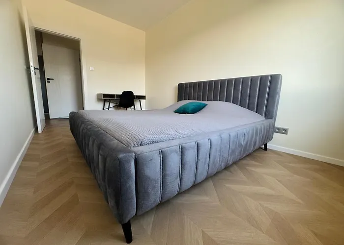 Stylish 3 Bedroom Apartment With Balcony