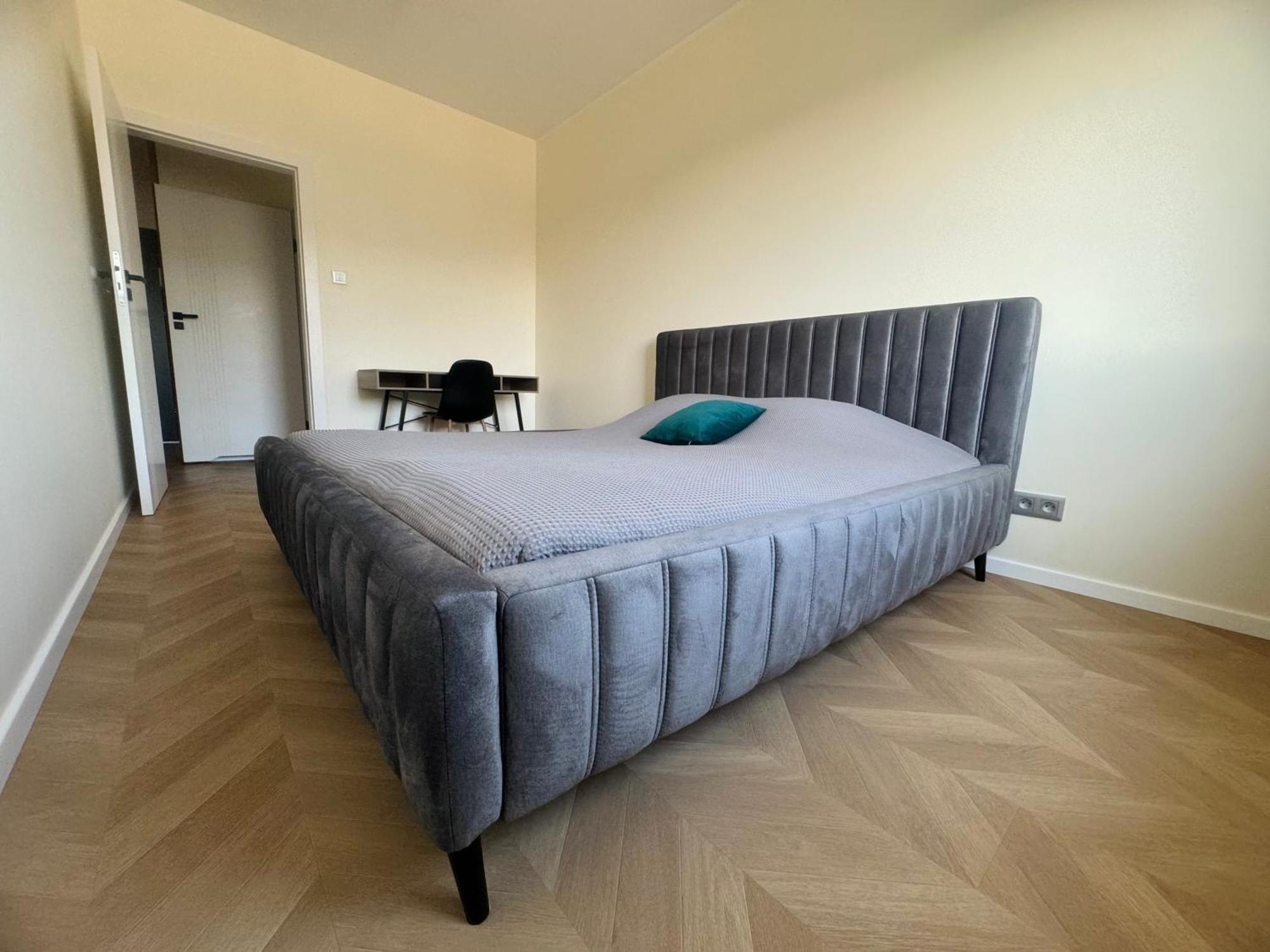 Stylish 3 Bedroom With Balcony Apartment *