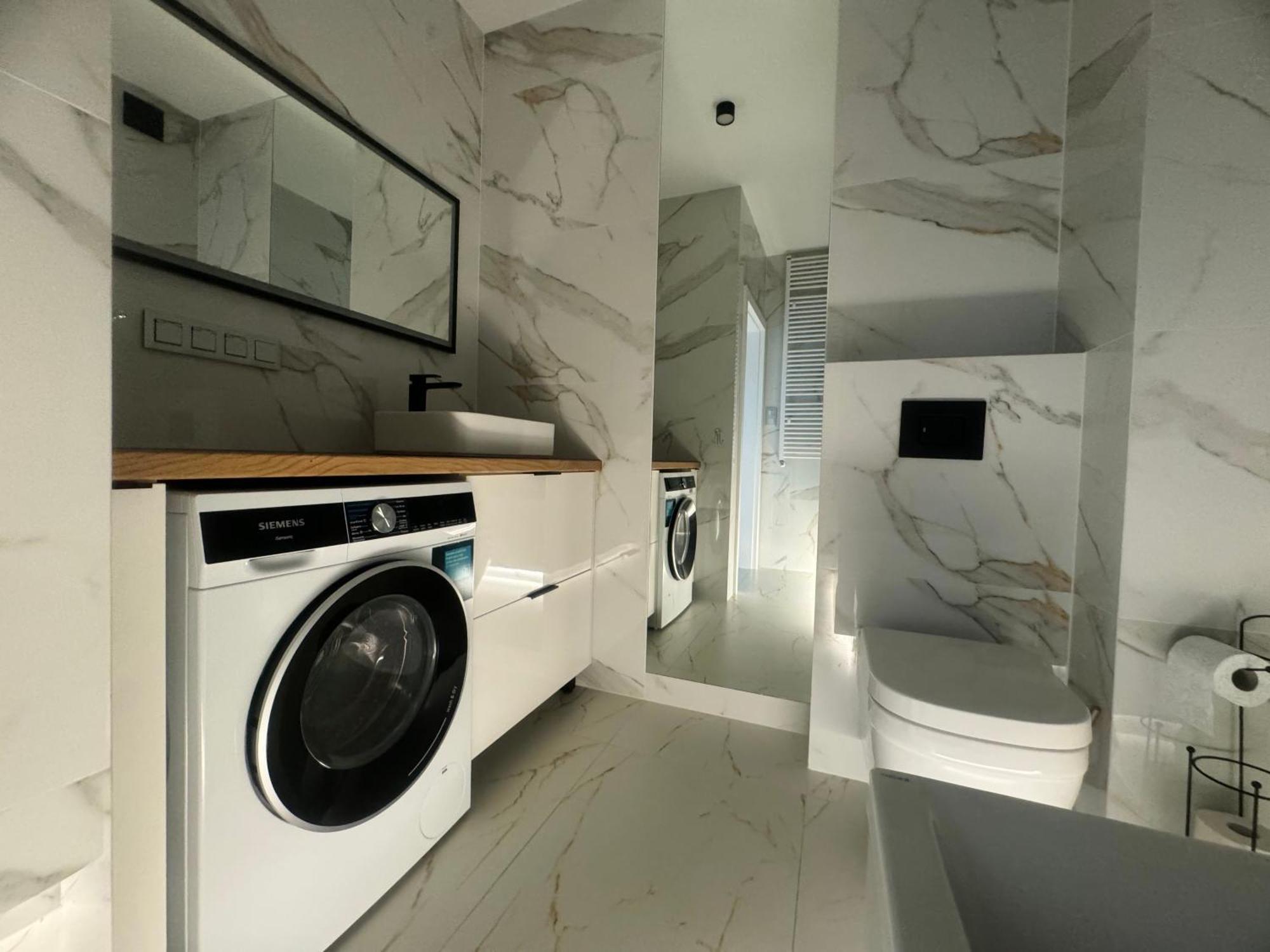 Stylish 3 Bedroom With Balcony *